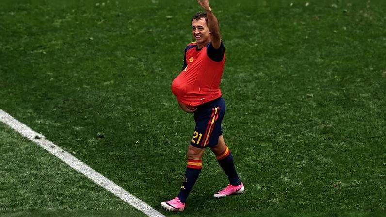 Mikel Oyarzabal da Espanha celebra gol marcado contra a Áustria na segunda fase da Copa