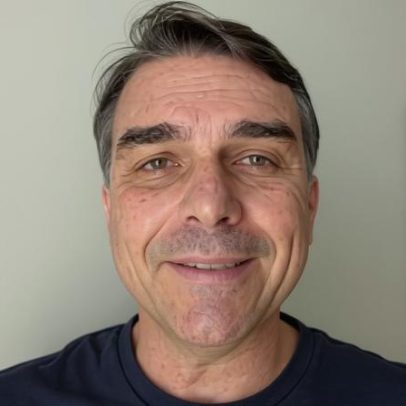 Flávio afirma em Washington que Lula age por tarifas de Trump
