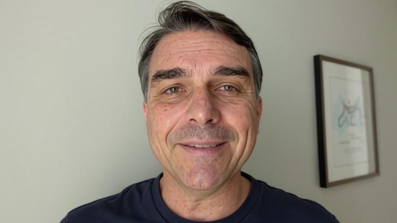 Flávio Bolsonaro em vídeo gravado em Washington; senador participa de audiência sobre tarifaço na terça (7)
