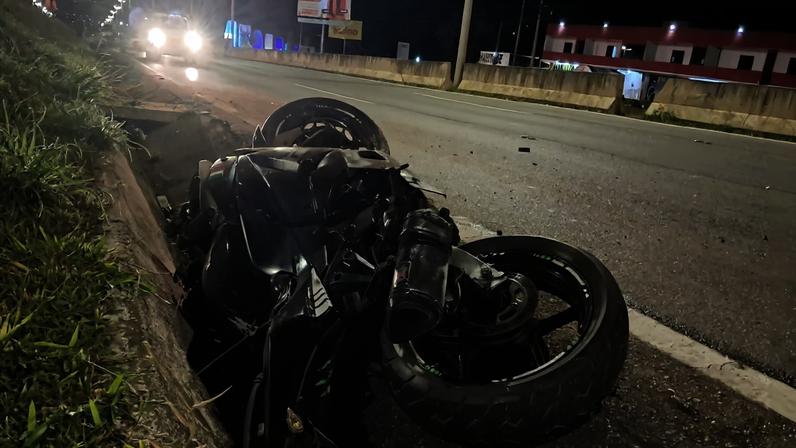 Motociclista morreu após colidir contra a mureta de proteção na marginal da BR-020, em frente ao Taquari, na noite deste sábado (4/7)