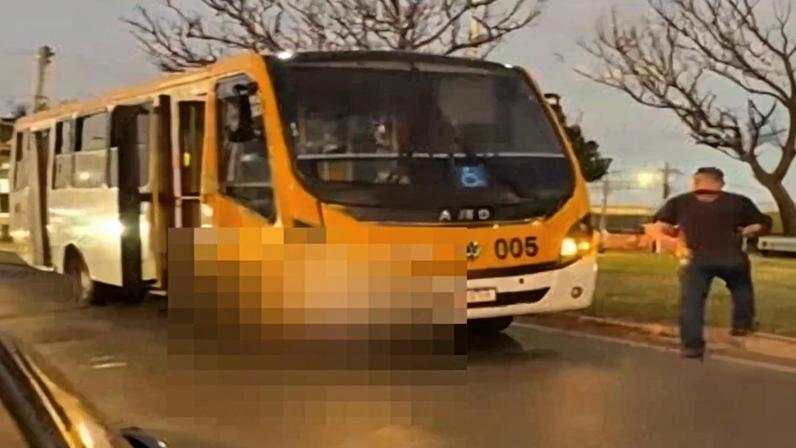 Mulher morre atropelada por micro-ônibus ao atravessar balão na DF-290