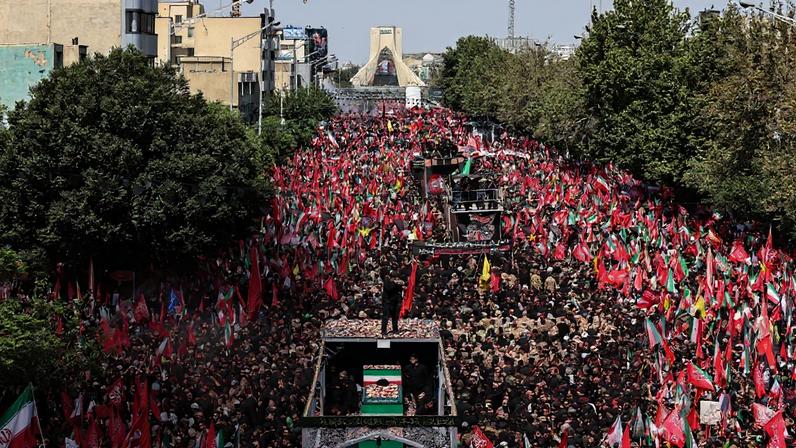 Iranianos se reúnem ao redor do caixão do falecido líder supremo do Irã, Ali Khamenei