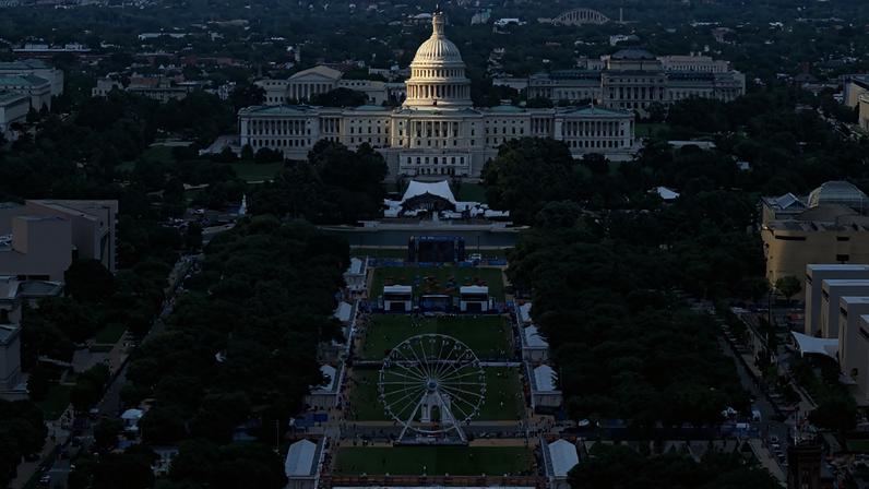 Roda-gigante é vista com o Capitólio dos EUA ao fundo durante a "Grande Feira Estadual Americana", para celebrar o 250º aniversário da Declaração de Independência