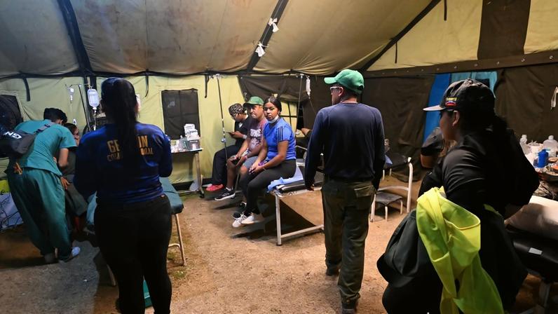Moradores recebem atendimento médico em um hospital de campanha em Caraballeda, no estado de La Guaira, Venezuela, após dois terremotos consecutivos