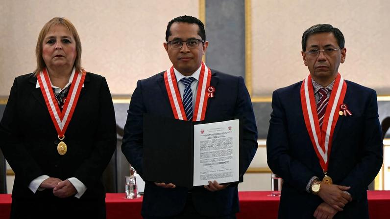 O presidente do Júri Nacional de Eleições (JNE) do Peru, Roberto Burneo, segura o documento oficial com o resultado da eleição presidencial em Lima
