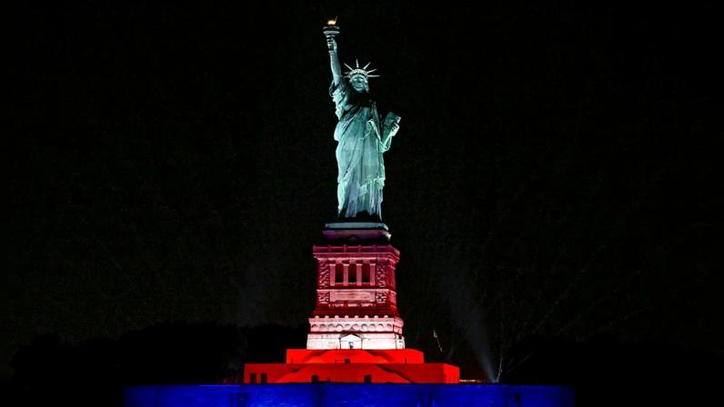 A Estátua da Liberdade é iluminada para celebrar o 250º aniversário da independência dos EUA