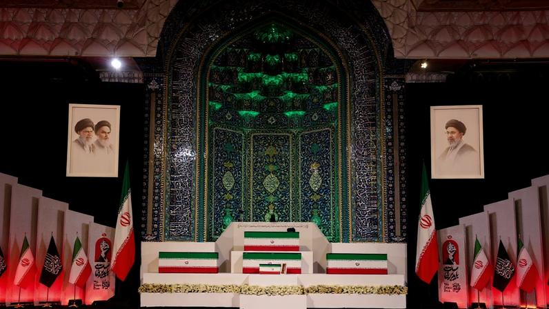 Os caixões do líder supremo do Irã, Ali Khamenei - morto em ataques dos EUA e de Israel -, e de seus familiares no complexo Grand Mosalla, em Teerã