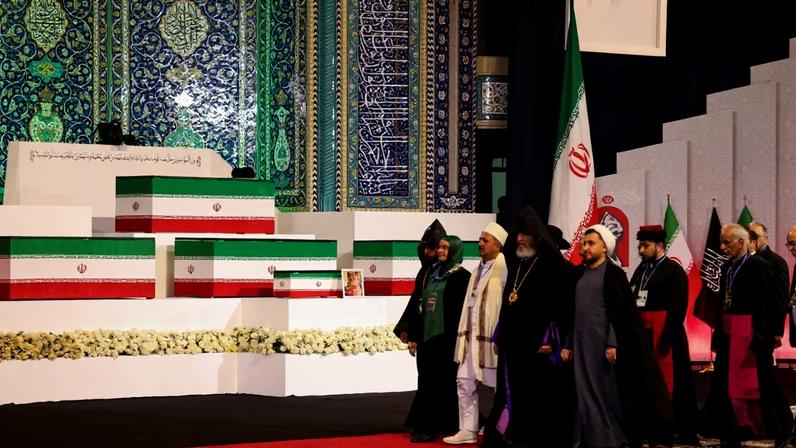 Autoridades locais e estrangeiras passam pelos caixões do líder supremo do Irã, Ali Khamenei, e de seus familiares após prestarem suas homenagens na Grande Mosalla, em Teerã