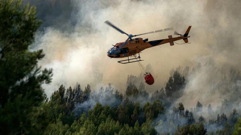 Helicóptero de combate a incêndios florestais sobrevoando incêndio florestal em Pouzols-Minervois, no sudoeste da França, em 2 de julho de 2026