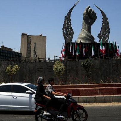 Líderes iranianos prestam homenagem no funeral de Ali Khamenei