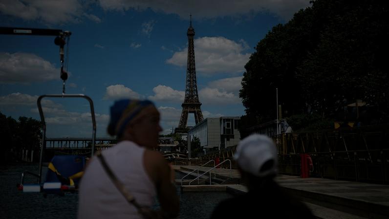 Banho no Rio Sena é reaberto em Paris e atrai turistas aos pés da Torre Eiffel