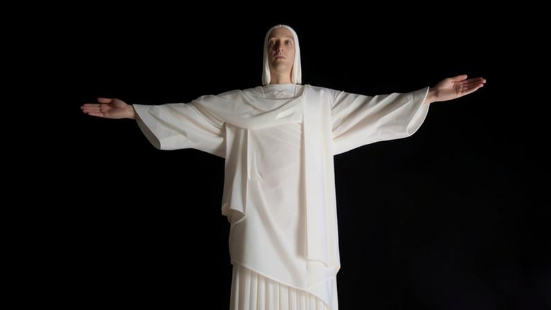 Na foto, Cristo é iluminado com refletores de LED.