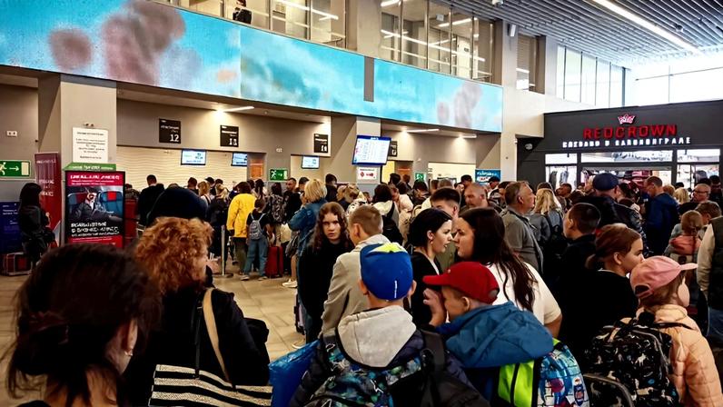 Passageiros aguardam a partida de voos atrasados ​​no Aeroporto Internacional de Khrabrovo, nos arredores da cidade russa de Kaliningrado, em 4 de julho de 2026, após um ataque com drones.