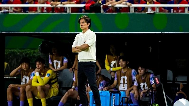 Myungbo à beira do campo em derrota da Coreia do Sul contra a África do Sul na Copa do Mundo de 2026