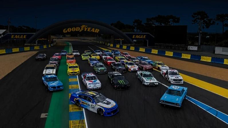 Os 35 stock cars históricos da NASCAR que participaram da Historic Sportscar Racing (HSR) na primeira competição internacional em Le Mans.