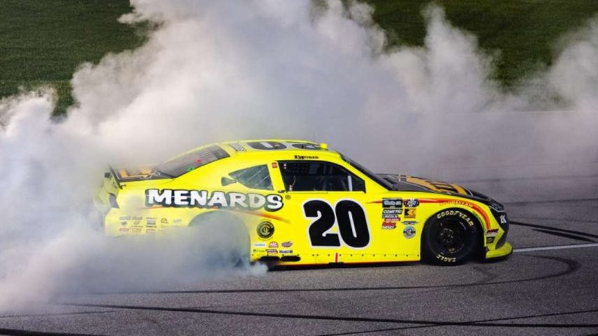 Brandon Jones comemorando vitória em Chicagoland.