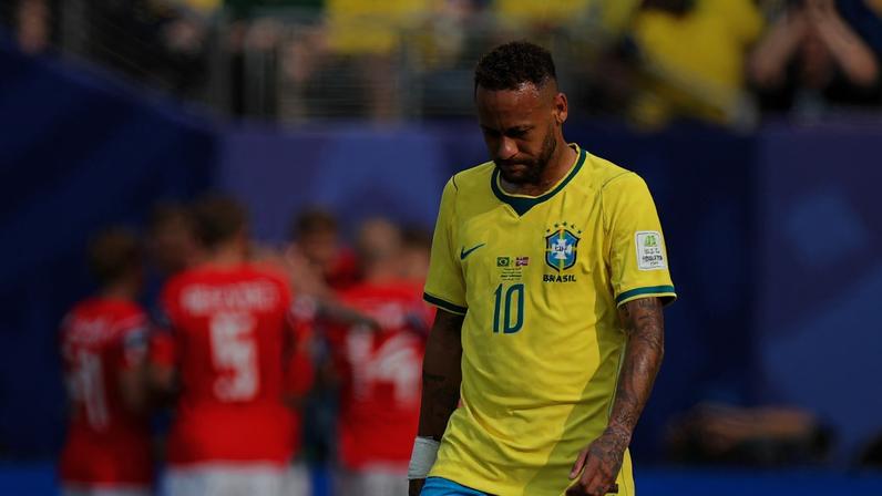 Neymar marcando de pênalti na eliminação do Brasil para a Noruega