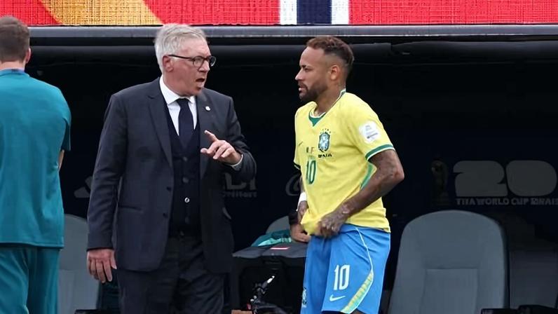 Neymar conversa com Ancelotti antes de entrar em Brasil x Noruega