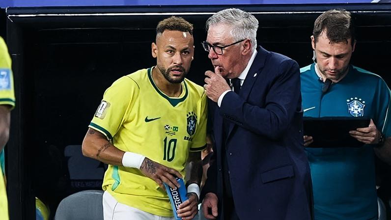 Neymar conversa com Carlo Ancelotti durante jogo da Copa do Mundo