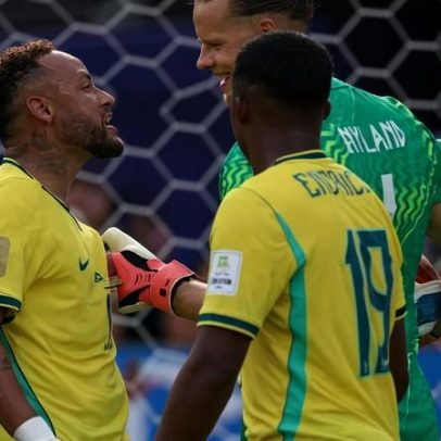 Neymar marca gol, discute goleiro rival e chora após queda do Brasil