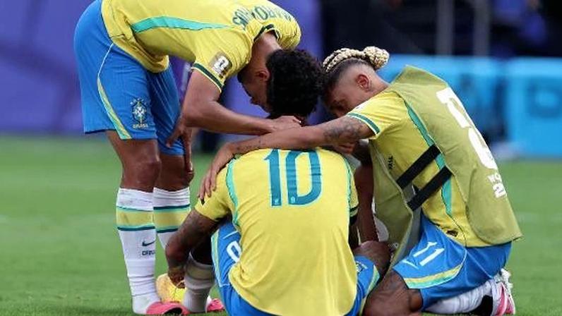 Neymar é consolado após eliminação do Brasil na Copa do Mundo de 2026.