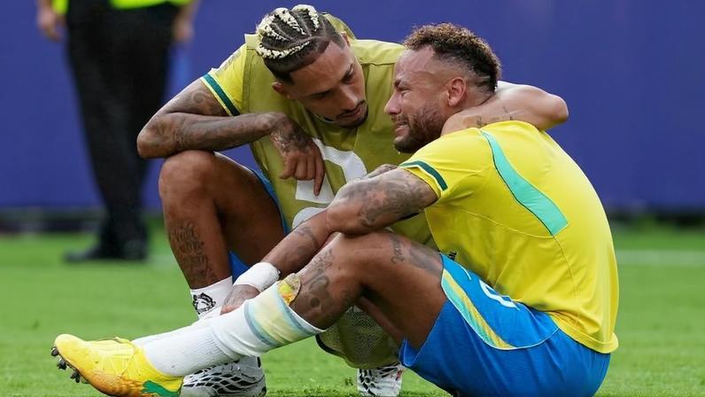 Neymar e Raphinha, do Brasil, após a partida: fim da linha