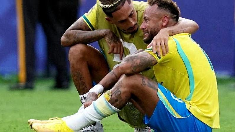 Neymar e Raphinha do Brasil após a partida