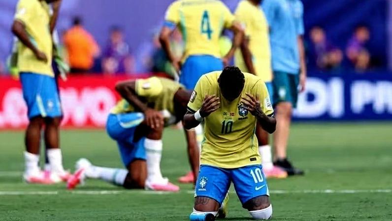 Neymar ajoelha após a eliminação da Seleção Brasileira na Copa do Mundo de 2026