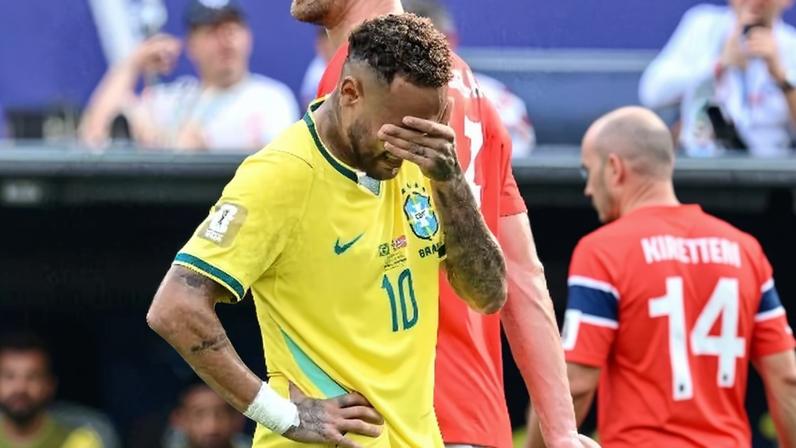 Neymar se lamenta na partida entre Brasil e Noruega pelas oitavas de final da Copa do Mundo 2026