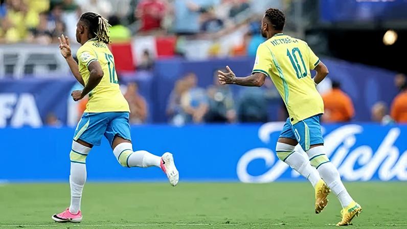 Danilo Santos e Neymar entrando em campo na partida entre Brasil e Noruega, válida pelas oitavas de final da Copa do Mundo