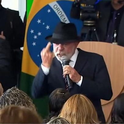 Lula faz gesto em evento e não antecipa vitória sobre Flávio
