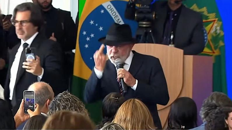 Lula aproveita maré, manda dedo, mas não antecipa vitória ante Flávio