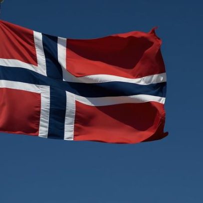 Noruega, rica em petróleo, lidera a transição para energia limpa