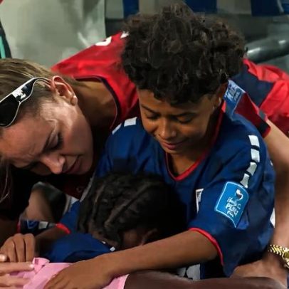 Jogador cabo-verdiano é consolado pelo filho após derrota