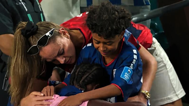 Nuno da Costa, de Cabo Verde, é consolado pela família após derrota da seleção na Copa do Mundo 2026 - Metrópoles