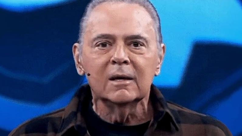 O narrador Luis Roberto em aparição ao vivo no 'Domingão com Huck', da TV Globo