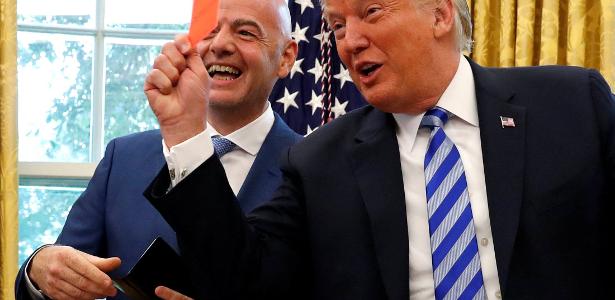 Donald Trump exibe cartão vermelho durante encontro com Gianni Infantino na Casa Branca