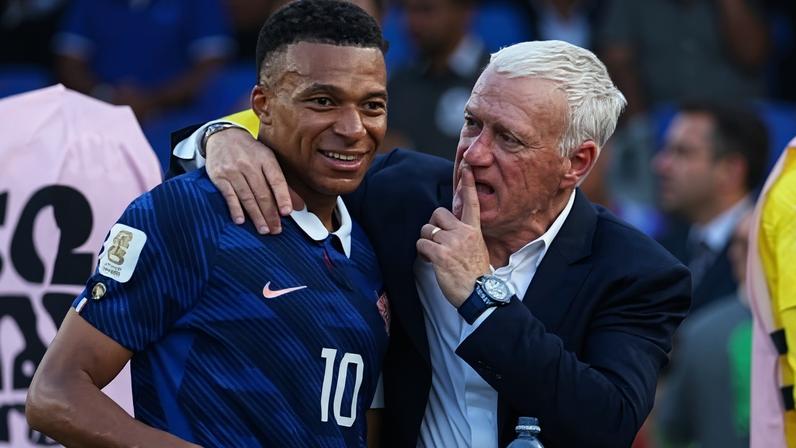 O técnico da França, Didier Deschamps, e o francês Kylian Mbappé comemoram após a partida