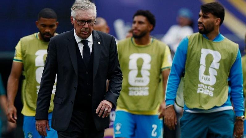 O técnico do Brasil, Carlo Ancelotti, no intervalo