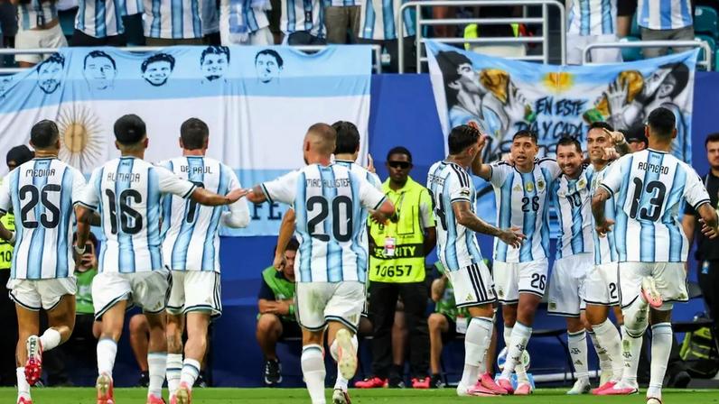 Jogadores da Argentina comemoram contra Cabo Verde