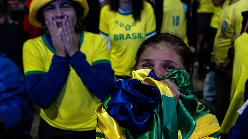 Torcedores lamentam a eliminação do Brasil da Copa do Mundo de 2026 após derrota para a Noruega nas oitavas de final, no Vale do Anhangabaú, na zona central de São Paulo, neste domingo, 5.