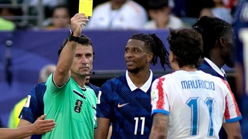Olise recebe cartão amarelo durante jogo entre França e Paraguai na Copa do Mundo