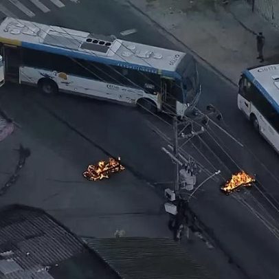 Traficantes atacam operação da PM com ônibus incendiários na Cidade de Deus, Rio