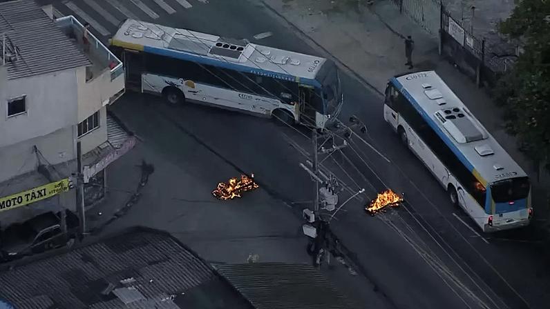 Barricadas foram incendiadas em ruas de acesso à Cidade de Deus, no RJ