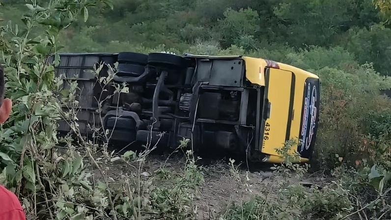 Ônibus com romeiros tombou na CE-456, deixando mortos e dezenas de feridos na zona rural de Canindé. — Foto: Reprodução