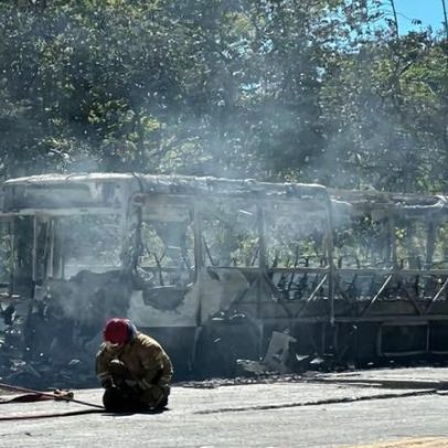 Ônibus pega fogo e BR-365 fica interditada em Montes Claros