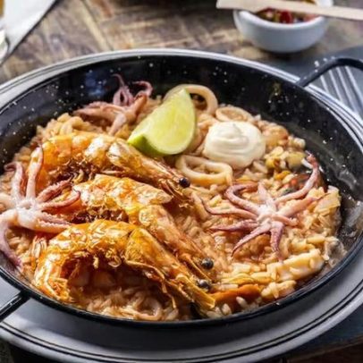 Arroz do mar cremoso com camarão e lula é destaque em nova receita