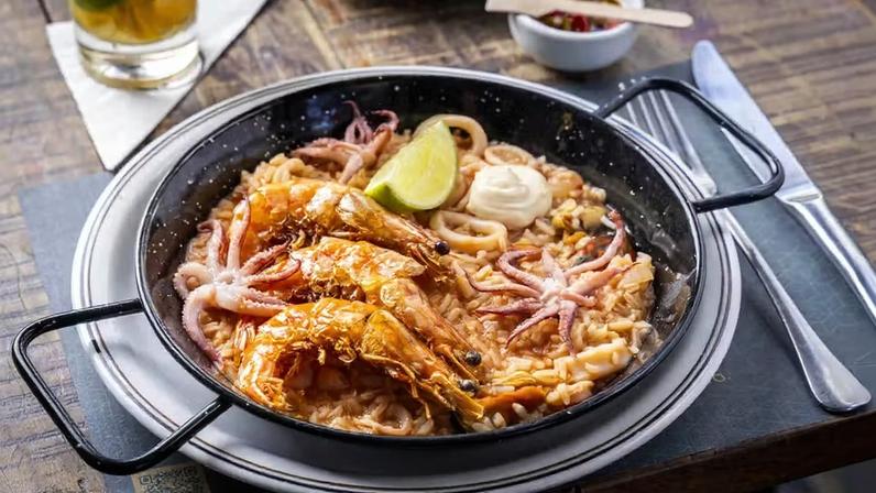 Receita de arroz do mar cremoso com camarão e lula — Foto: Mário Rodrigues/Divulgação