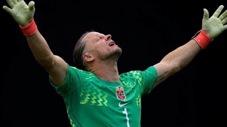 Orjan Nyland, goleiro da Noruega, celebra durante jogo contra o Brasil pela Copa do Mundo