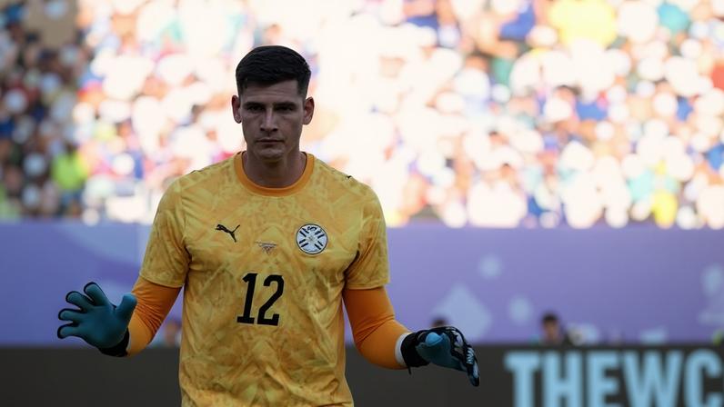 Orlando Gill, goleiro do Paraguai, durante partida contra a França na Copa do Mundo